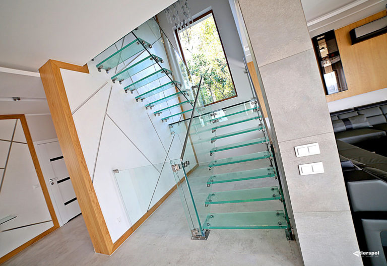 Zalety szklanych schodów w domu