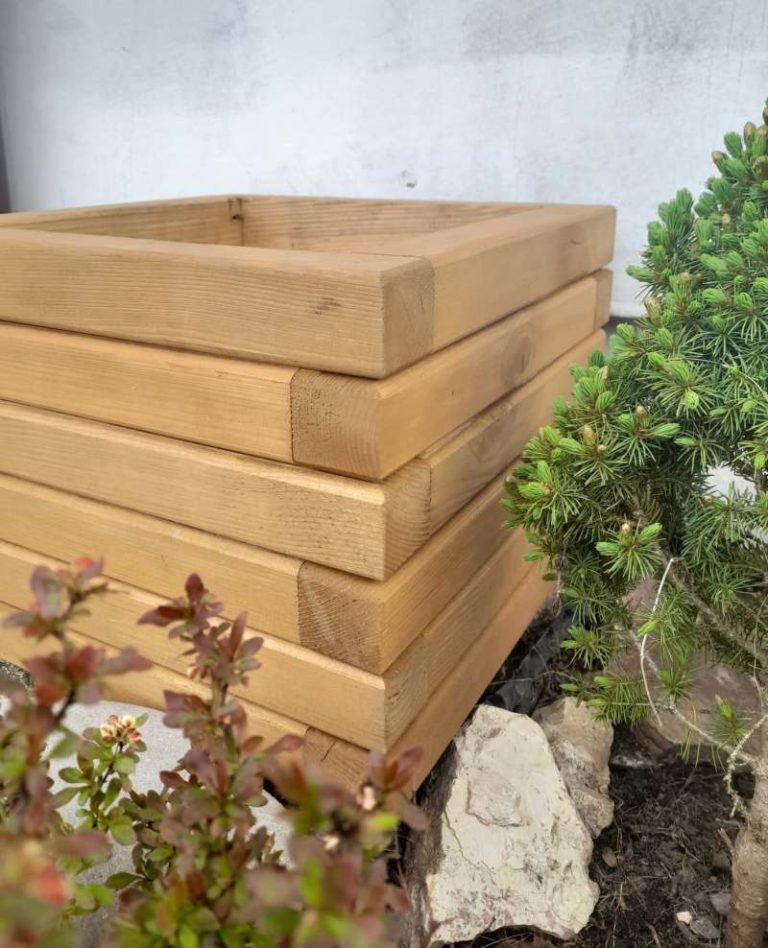 Dlaczego w swoim ogrodzie warto mieć piękne drewniane donice?